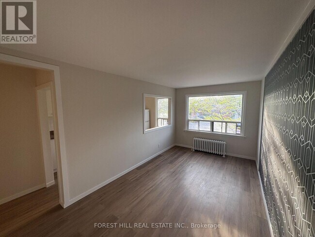 Photo - 245 Lakeshore Rd E