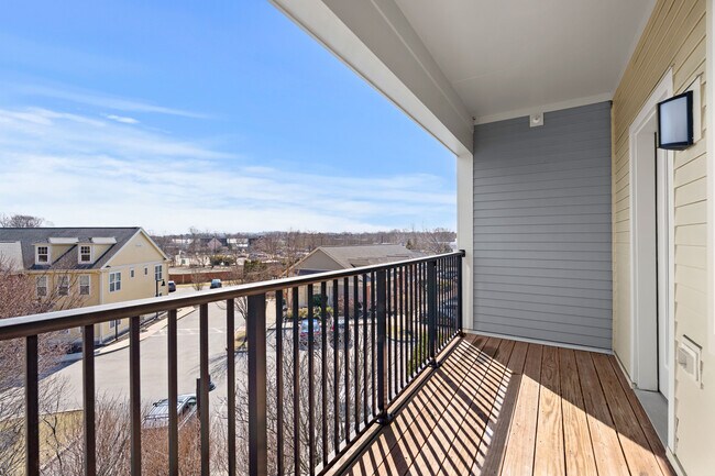 Un balcón acogedor perfecto para cualquier estación. - River Birch at Watertown