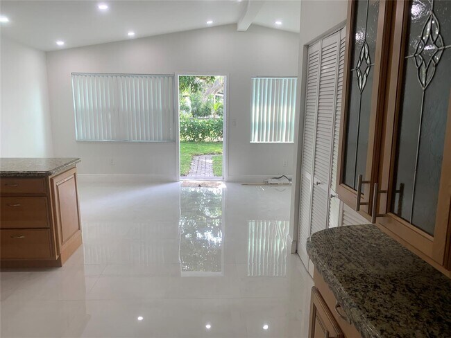 Photo - 461 Hastings St