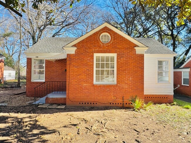 Building Photo - Charming 2-Bedroom Brick Bungalow