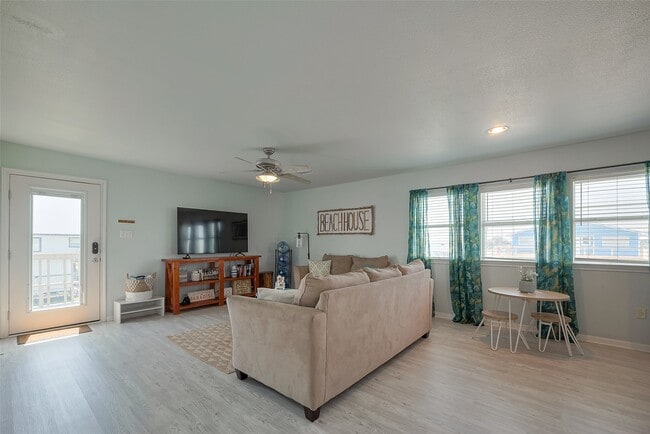 Photo - 510 Oyster St