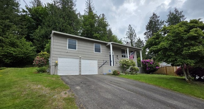 Building Photo - Central Kitsap Home with Large Fenced Yard Close to Shopping, Base, & Kitsap Lake