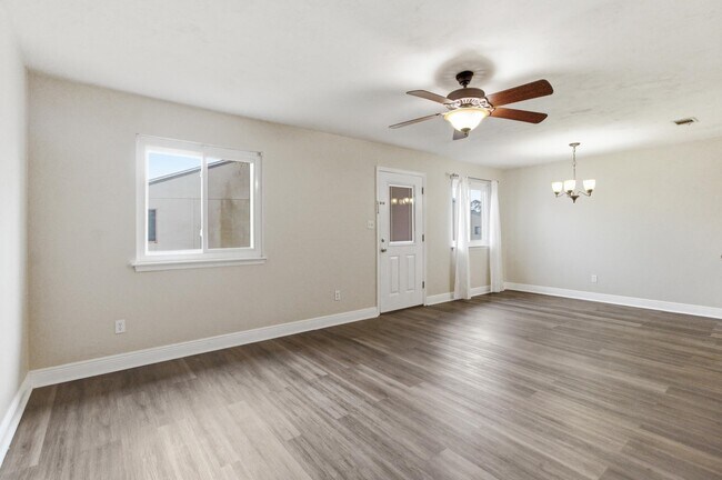 Photo - 1319 Airport Dr
