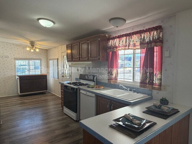 1514 E Muriel Dr
