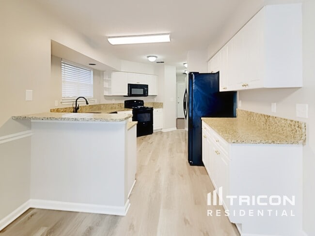 Photo - 838 Poydras Ln W