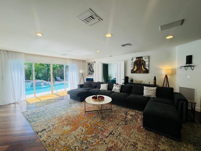 Photo - 1728 NE 40th St