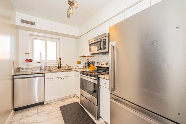 Building Photo - 3230 S 28th St Unit 202