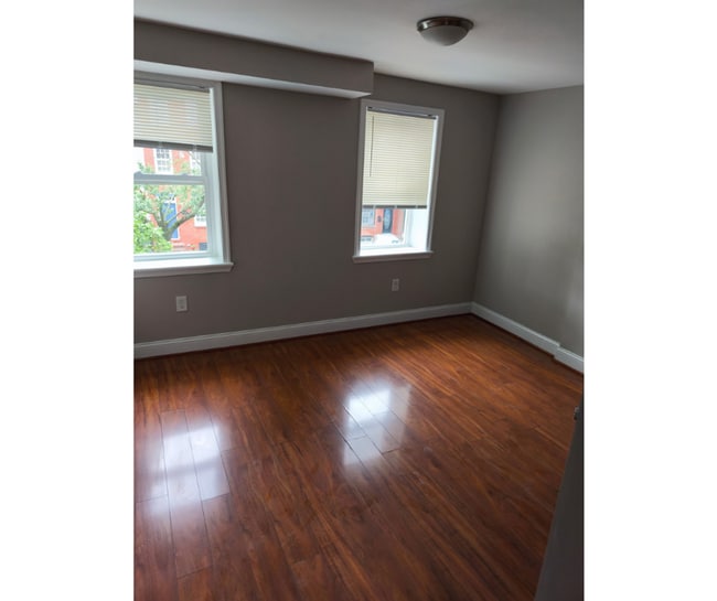 Building Photo - 1932 Bank St Unit 3A