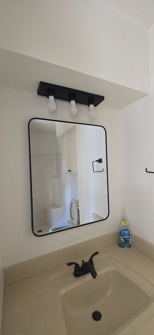 Building Photo - 5 Bedroom Duplex!! Rental