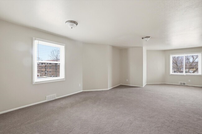 Living room - 101 W Meinecke Ave Unit 105