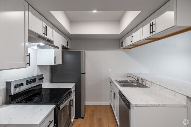 2BR, 1BA - 876 SF - Kitche