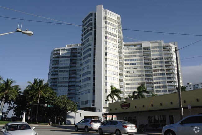 Building Photo - 7135 Collins Ave Unit 702 Rental