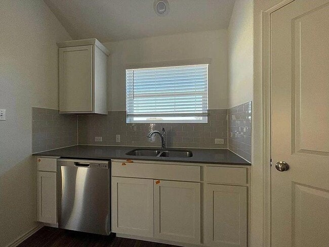 Photo - 1009 Wolseley Cv