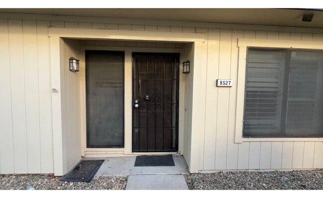 Building Photo - Beautiful Upgraded Townhome