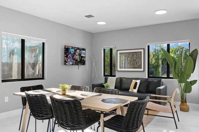 Photo - 1350 NW 28th St Unidad FL1-ID1258049P