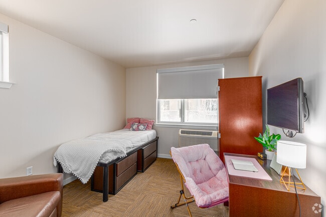 2BR, 1BA - 550SF - Primary Bedroom
