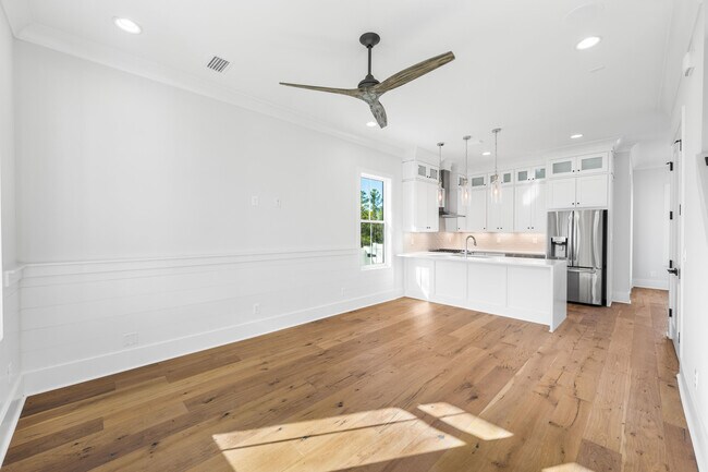 Photo - 520 S County Hwy 393