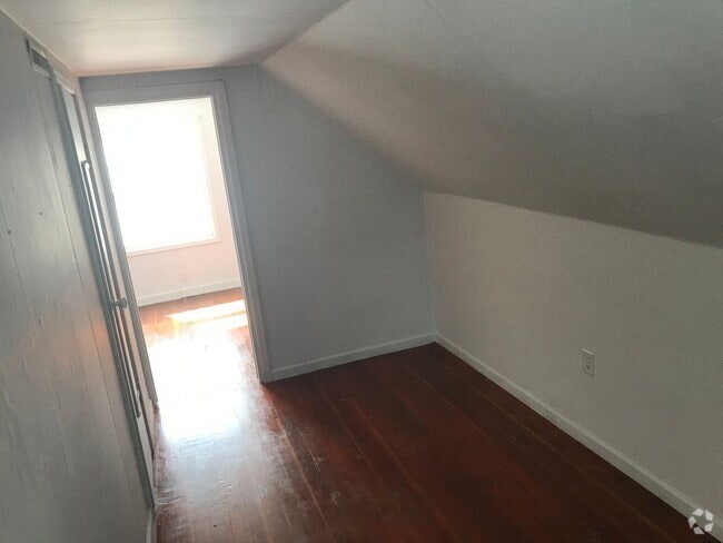 Building Photo - 3 bed / 1 bath, North side single family r... Rental