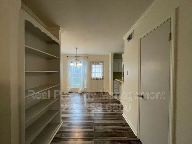 Photo - 9841 Siegen Ln