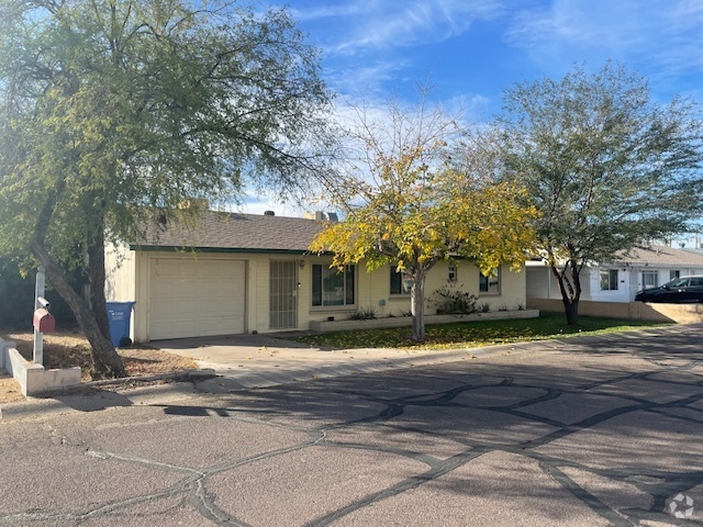 Building Photo - 313 E El Camino Dr Rental