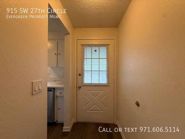 Photo - 915 SW 27th Cir