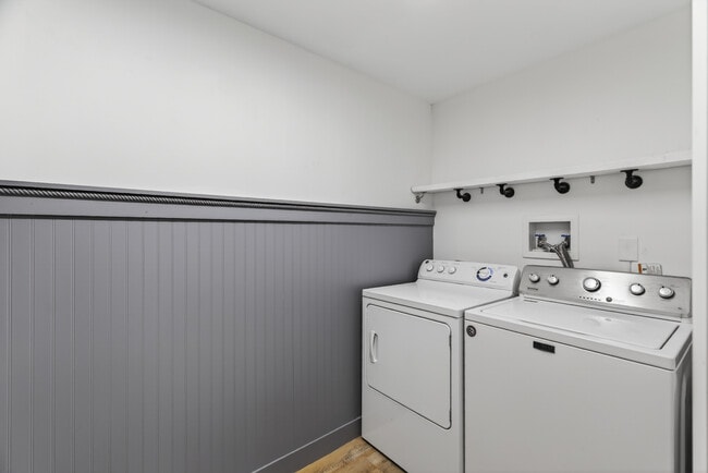 Photo - 471 Easy St