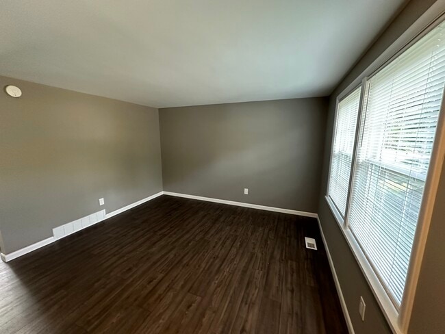 Gran sala de estar - 27 Farmbrook Dr