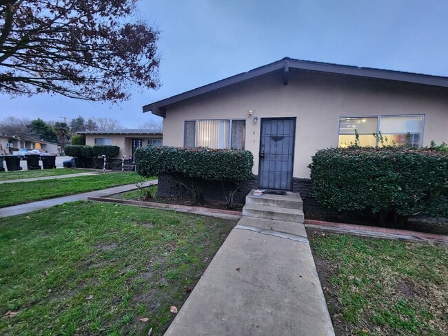 Building Photo - Charming 2 bedroom home Unit CE1911-B