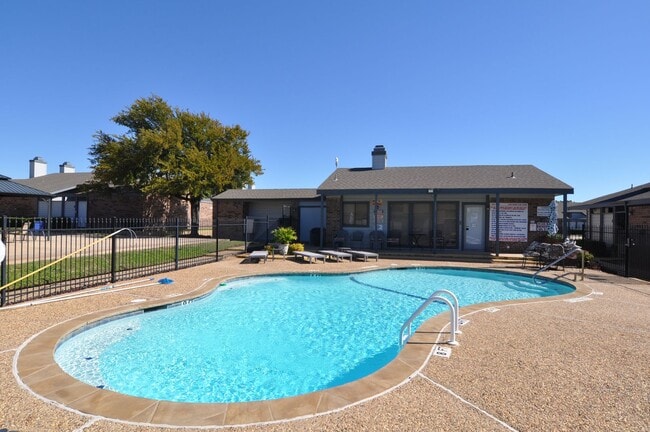 Building Photo - 602 Bellaire Dr Unit B