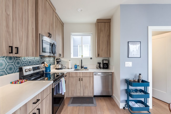 Photo - 461 NE Church St