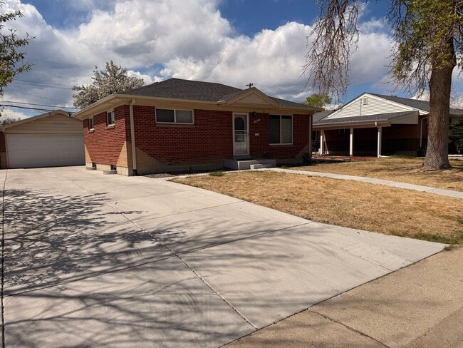 Photo - Spacious Twin Lakes Gem!!!