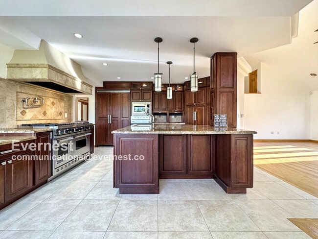 Photo - 990 Utica Cir