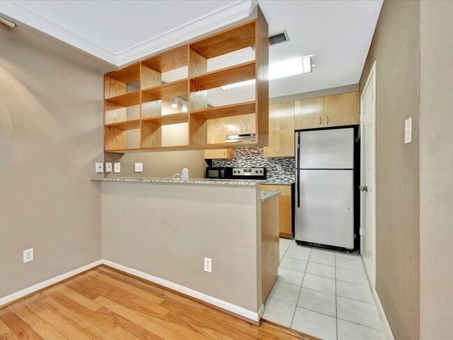 Building Photo - 1601 S Shepherd Dr Unit 19