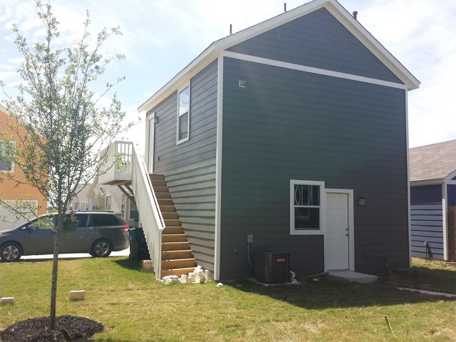 Building Photo - 340 Perry St Rental