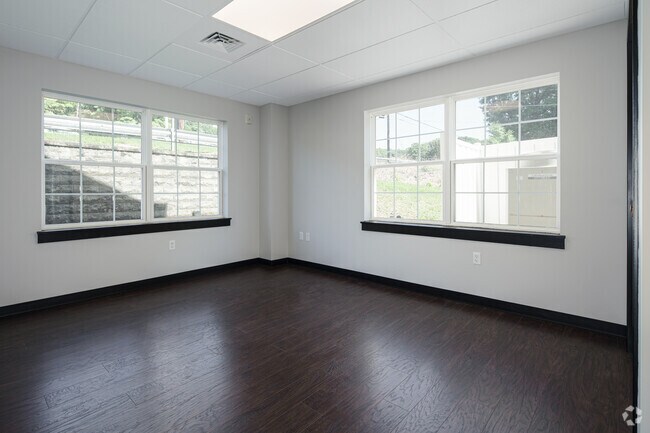2BR, 1BA - 900SF