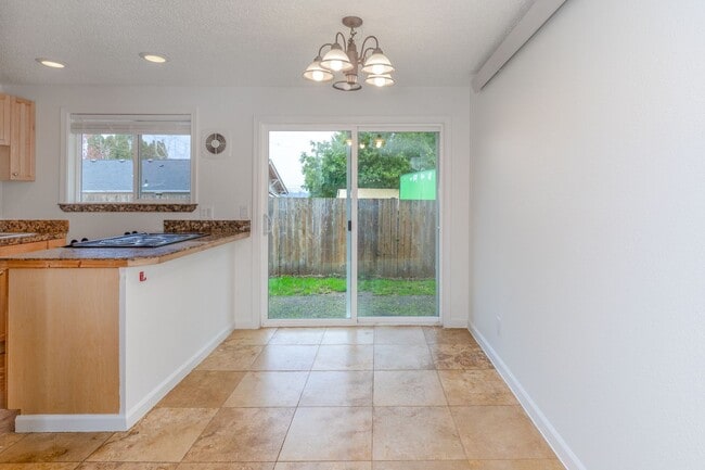 Photo - 5930-5940 NE 60th Ave Unidad 5936