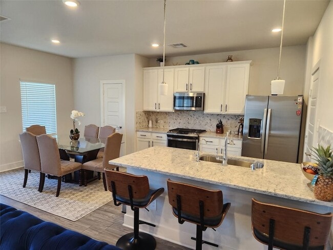 Photo - 10603 Whitejacket