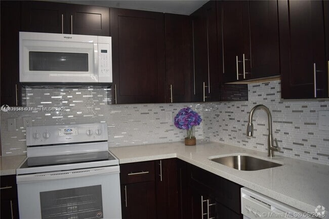 Building Photo - 512 Gardens Dr Unit 202 Rental