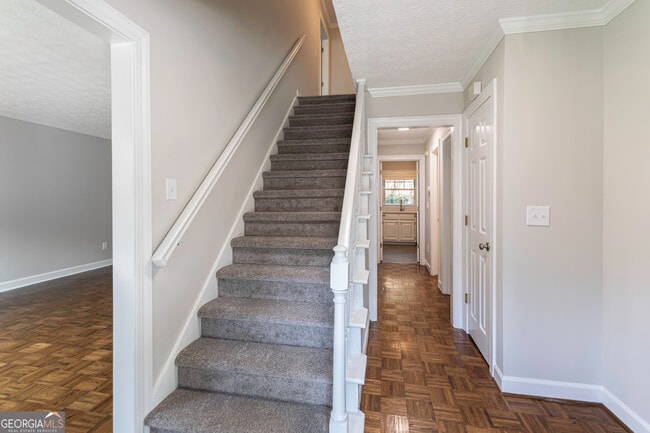 Photo - 3165 Henderson Walk