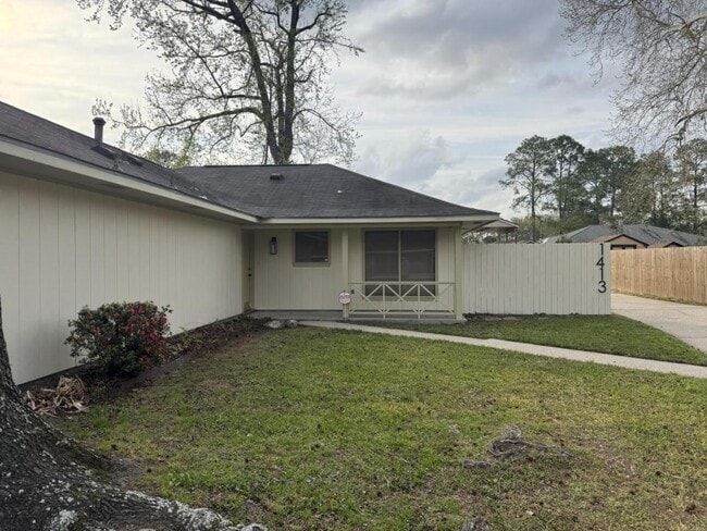 Building Photo - 1413 Briarhurst Dr