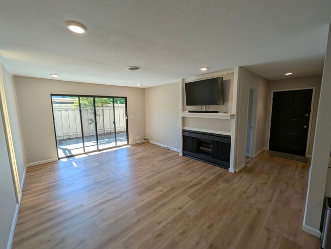 Building Photo - Spacious 2/1 Condo near BART Available Now!