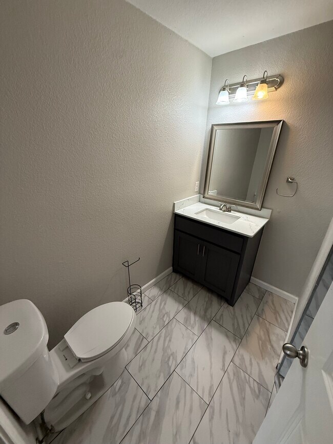 Photo - 1003 W 3rd St