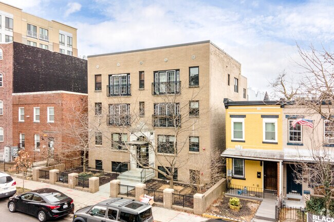 Photo - 732 Lamont St NW