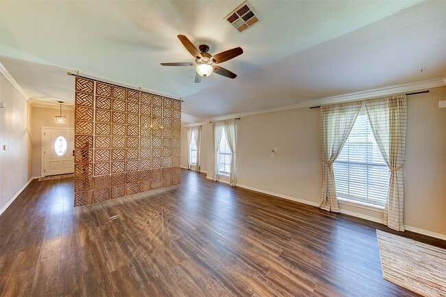 Photo - 402 Live Oak Ln
