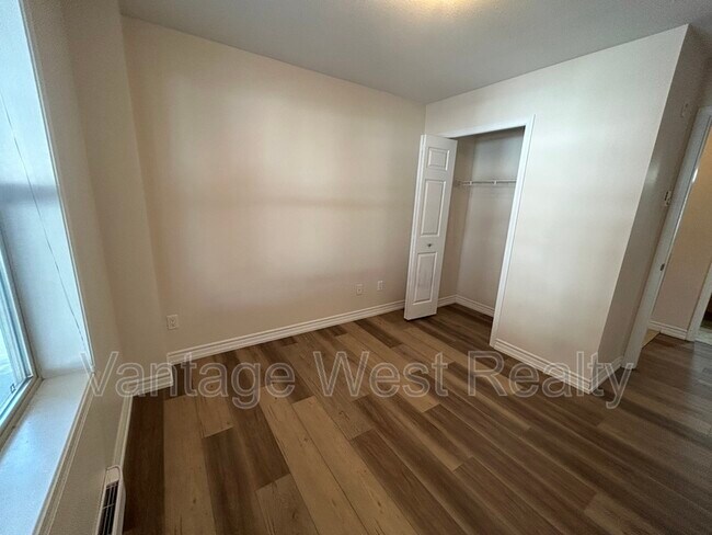 Photo - 598-598 Sutherland Ave