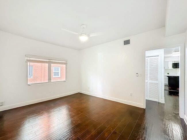 Living Room - 518 Biscayne Dr Unit C