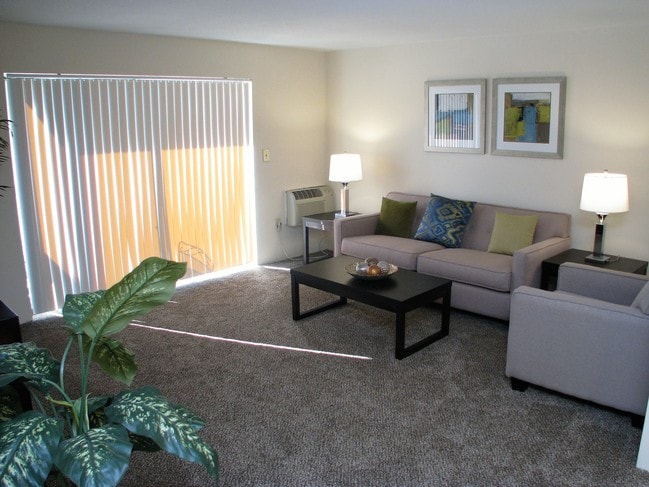 1 BD, 1 BA - (700sqft) - Living Room - Pebblebrook Apartments
