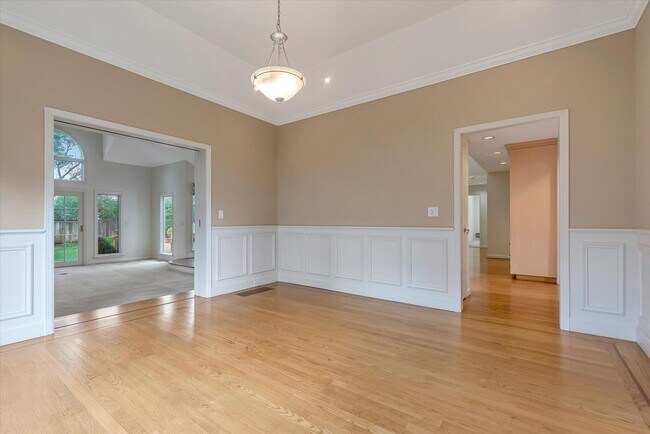 Photo - 954 Russell Ave