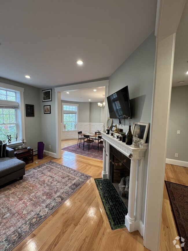 Building Photo - 9 Strathmore Rd Unit 3 Rental