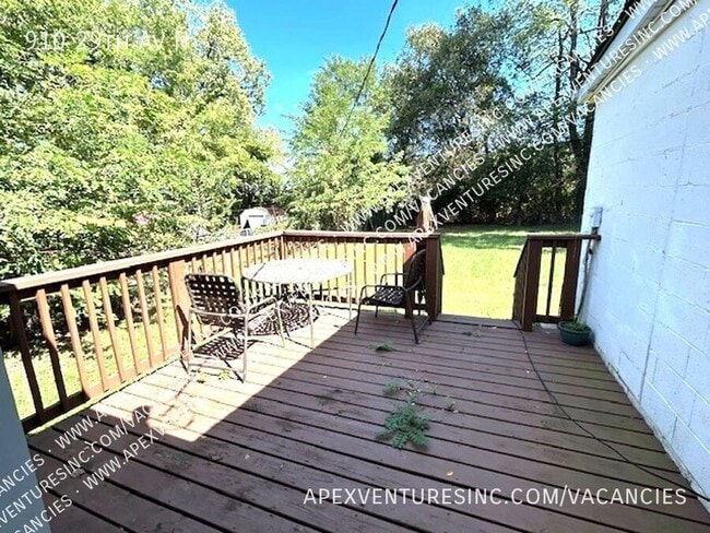 Photo - 910 29th Ave N
